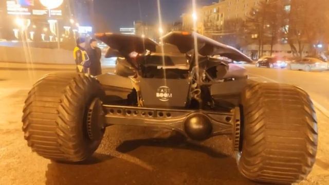 Сотрудники ДПС пресекли перемещение по дорогам столицы самодельного «бэтмобиля» смотреть онлайн