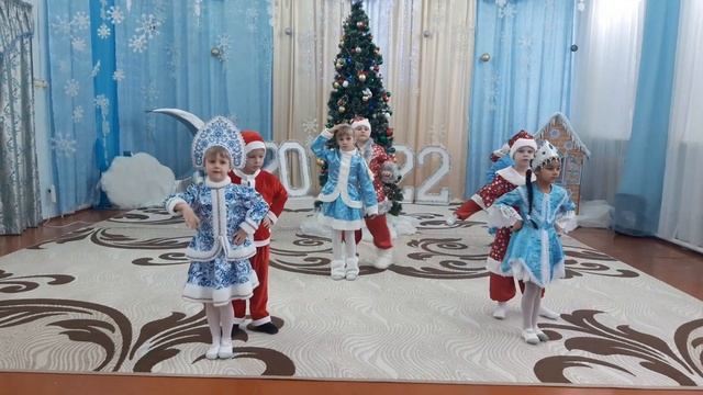 Танец дедушек Морозов и Снегурочек. Новогодний утренник. смотреть онлайн