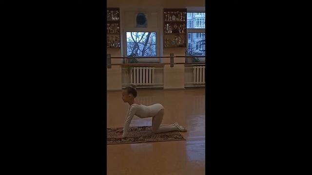 Партерна вправа "Котик" смотреть онлайн