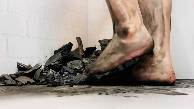 Dirty legs in the charcoal 🖤 | I get my feet dirty with charcoal and clean them up 🦶 | Foot Fetish смотреть онлайн