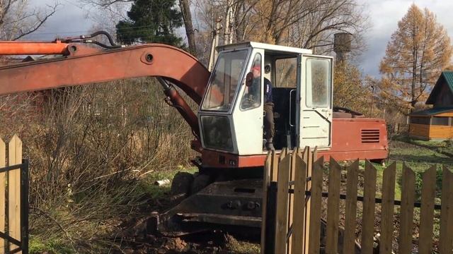 Чистим канаву на экскаваторе ЭО3323А смотреть онлайн