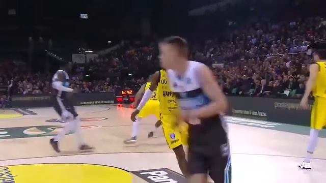 BASKET Definiti gli accoppiamenti della Supercoppa a Bari Brindisi in semifinale contro Venezia смотреть онлайн