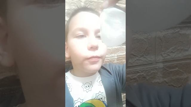 пытаюсь надуть большой шар в конце чуть не задохнулся было не кислая но ужасно смотреть онлайн