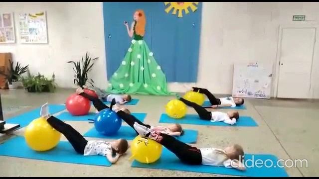 Фрагмент занятия с фитболами.mp4 смотреть онлайн
