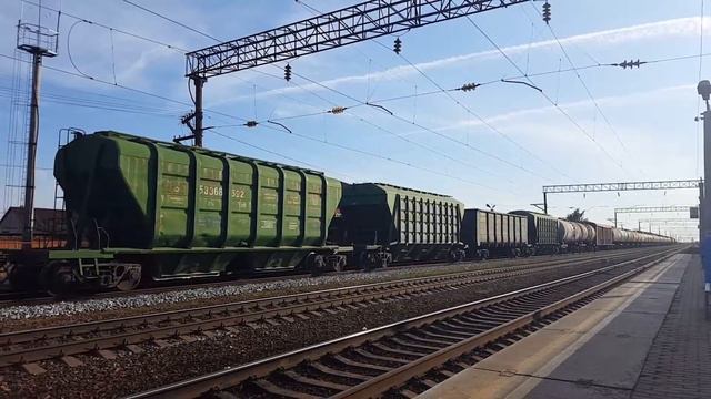 Электровоз ВЛ80С-322 с грузовым составом на станции Тресвятская смотреть онлайн