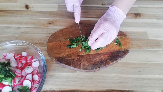 Салат из редиски со сметаной , желтком и зеленью . смотреть онлайн