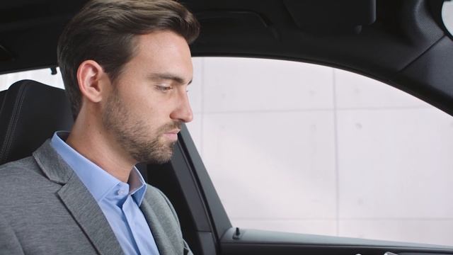 Connect your iPhone with Apple CarPlay - BMW How-To смотреть онлайн