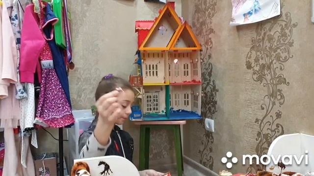 Софья рассказывает как живёт королевская семья зайцев Sylvanian Families смотреть онлайн