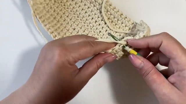 ТАКУЮ ОБВЯЗКУ РУЧЕК ВЫ НЕ ВИДЕЛИ НИ У КОГО! СУМОЧКА СТАЛА МОЕЙ ЛЮБИМОЙ! ВЯЖЕМ ВМЕСТЕ КРЮЧКОМ ДЖУНУ! смотреть онлайн