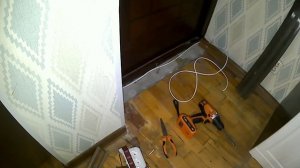 Укладываем провода в плинтус и под порожек. Холодильник включился.