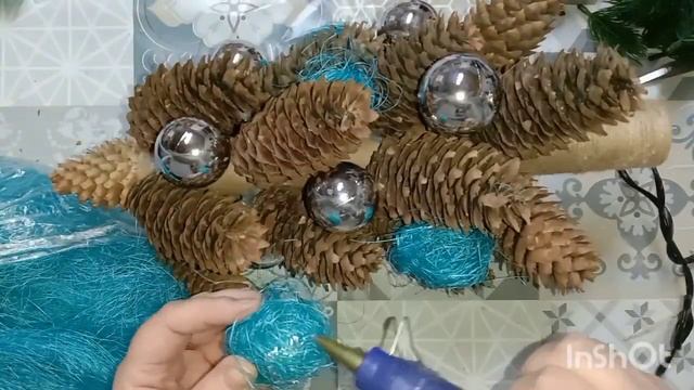 DIY Simple but effective Christmas tree made of pine cones//Легко сделать. Ёлочка из шишек. смотреть онлайн