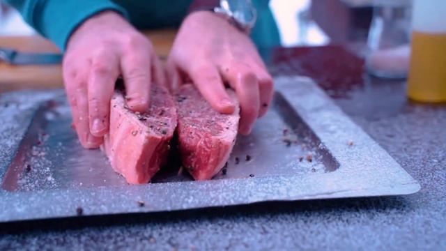 Готовим мужское блюдо/ сочный стейк на огне смотреть онлайн