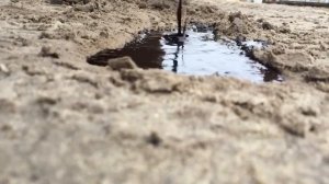 Нефть красиво льется