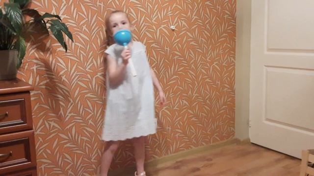 песня "Я на мамочку похожа быть хочу" Возле зеркала стою и хохочу. смотреть онлайн