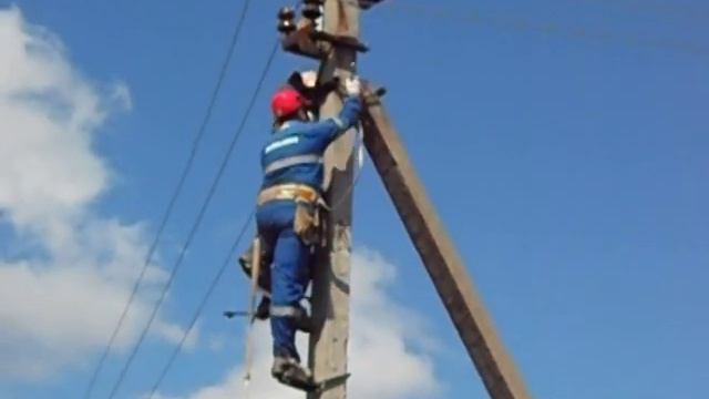 Снятие пострадавшего с опоры 10 кВ. смотреть онлайн