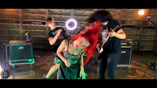 Thunderstruck - AC/DC; By The Iron Cross смотреть онлайн