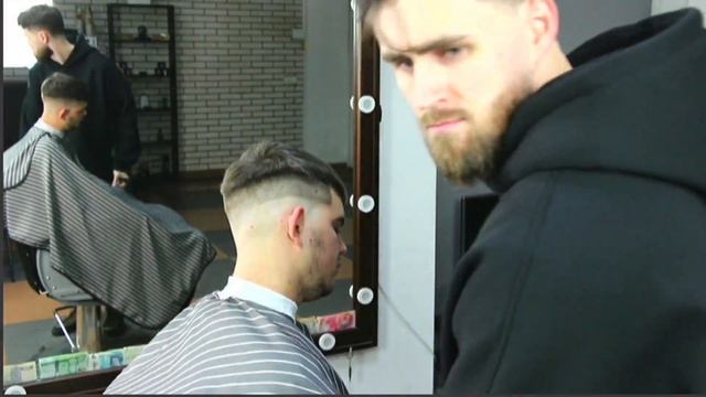 Стрижка Кроп з середнім переходом / Crop haircut with mid fade смотреть онлайн