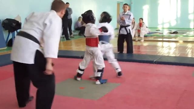 Бой 3. Кузьменко Матвей (кр) - Победенный Никита (син).MP4 смотреть онлайн