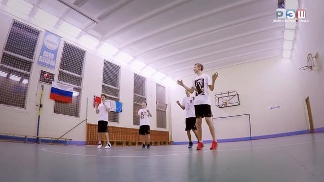 Баскетбол. Основные приемы игры: техника выполнения ловли и передачи мяча смотреть онлайн