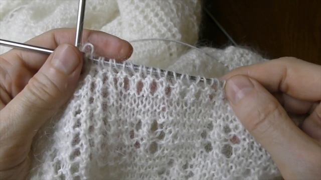 Продолжаю вязать ажурный платок. смотреть онлайн