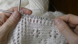 Продолжаю вязать ажурный платок.