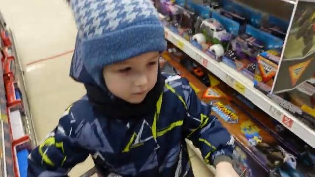 Лео выбирает подарки маме и брату | Поездка с папой в магазин и больницу | Тики Кидс смотреть онлайн