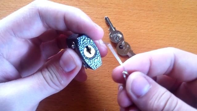 Как открыть замок одной скрепкой!!! | How to open a lock clip !!! смотреть онлайн