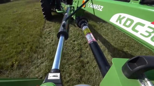 Дисковая прицепная косилка SaMASZ KDC 301WT с трактором VALTRA смотреть онлайн