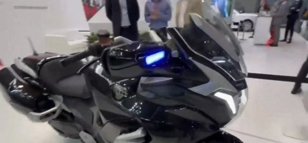 النموذج الأولي لدراجة Aurus Merlon النارية.