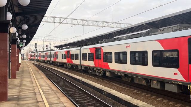 Электропоезда ЭП2Д, Ласточка и ЭД4М, на станции МЦД (D4, D2) Площадь трёх вокзалов, 11 ноября 2023 смотреть онлайн