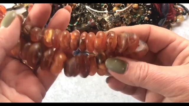 Покупки в « Магазине старых вещей». Бусы, серьги, лом. смотреть онлайн