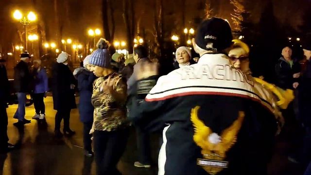 УВЕЗУ ТЕБЯ Я В ТУНДРУ!??/ВЕСЁЛЫЕ ТАНЦЫ В ПАРКЕ ГОРЬКОГО ХАРЬКОВ НОЯБРЬ 2021 смотреть онлайн