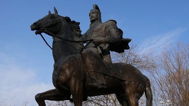 Прогулки по Москве. Памятник Манасу в парке Дружбы. смотреть онлайн