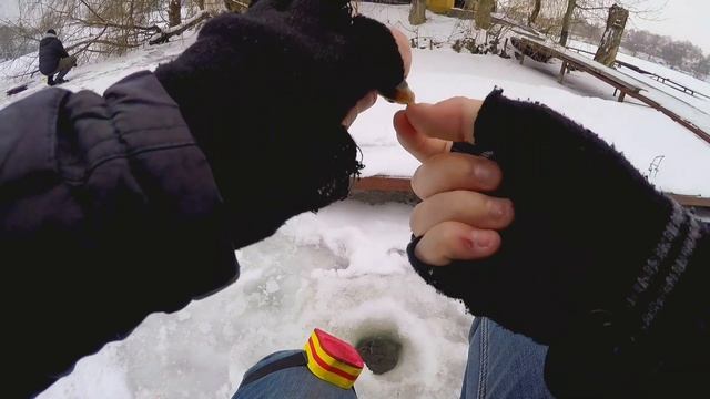 ВОТ ЭТО КЛЁВ!!! РЫБА не даёт МОРМЫШКЕ опуститься на ДНО. РЫБАЛКА ЗИМОЙ СО ЛЬДА смотреть онлайн