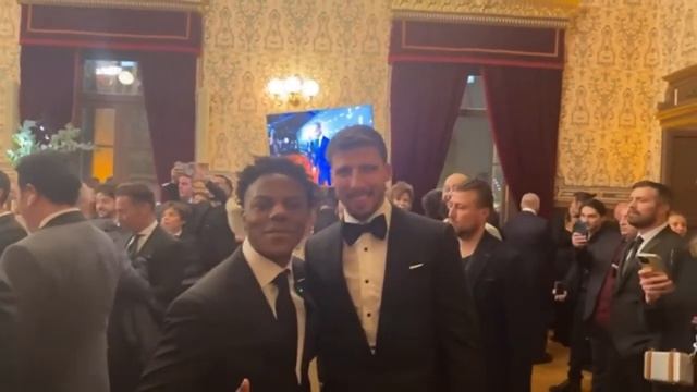 IShowSpeed Meets Soccer Players At Award Function смотреть онлайн