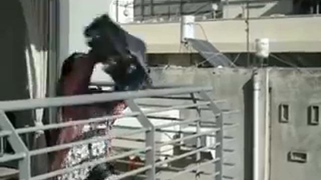 Девушка выкидывает вещи бой френда с балкона