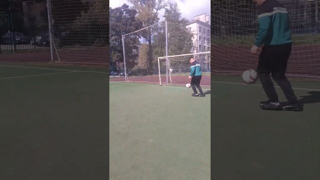 Пробежал вокруг футбольного поля, жонглируя правой и левой ногой смотреть онлайн