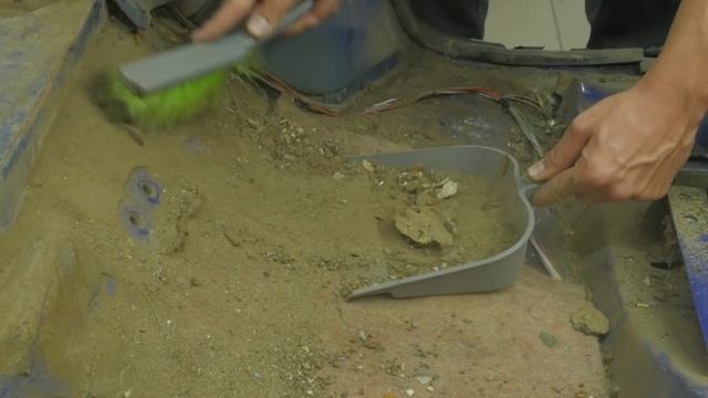 Вместо пола - грязь и песок! Как очистить тачку после ЖКХ? смотреть онлайн