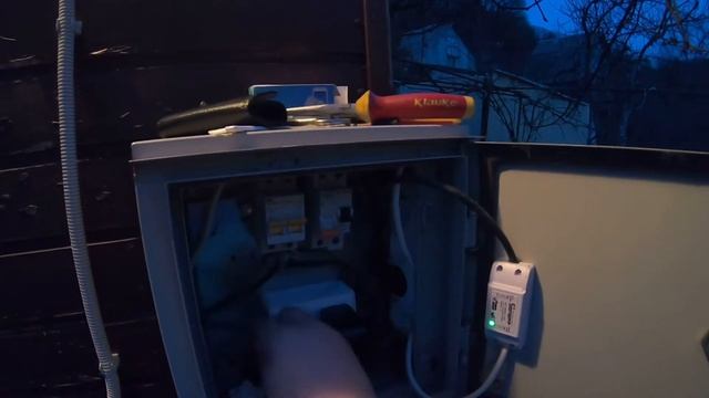 Установка умного дома Sonoff Basic Wi-Fi 5 метрах от дома и в электрическом влагостойком шкафчике смотреть онлайн