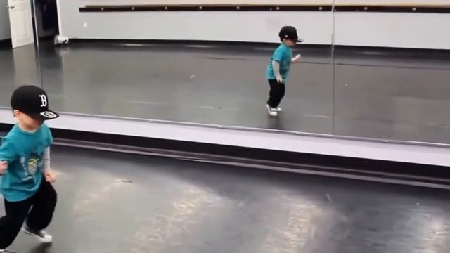 Мальчик танцует брейк данс смотреть онлайн