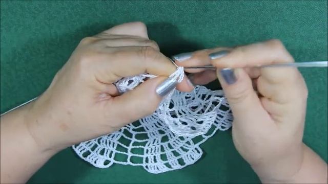 АЖУРНАЯ САЛФЕТКА С ЛИСТЬЯМИ И ЦВЕТАМИ НА СЕТОЧКЕ. ВТОРАЯ ЧАСТЬ. СХЕМА. смотреть онлайн