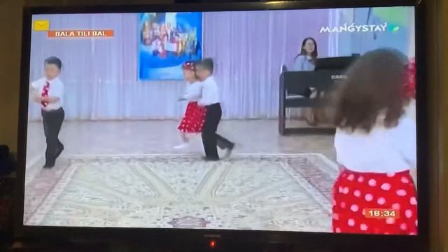 Детские танцы. Овощная полька. Нас показали по телеку смотреть онлайн
