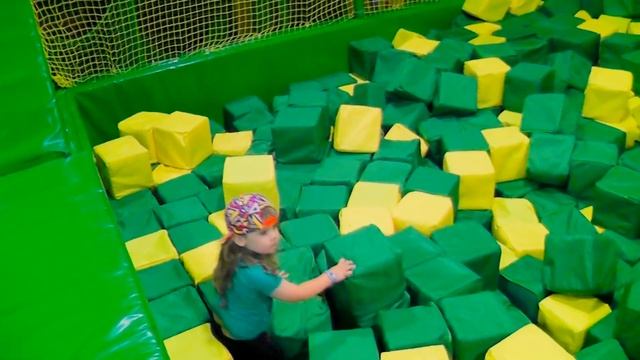 Давид на Детской Площадке - Видео для малышей - Kids Children Playground for kids смотреть онлайн