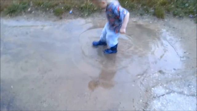 Солнечный зайчик прыгает по лужам :)