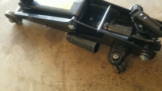 How To Add Hydraulic Jack Oil | This Is How To Fix Your Jack! смотреть онлайн