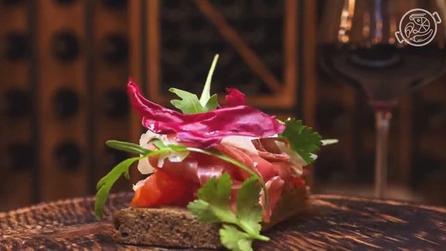 Тапас с хамоном, сыром мончего и рублеными томатами в кафе  