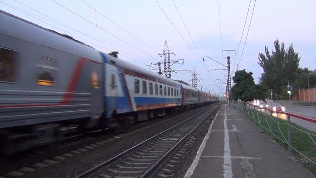 Электровоз ЭП1М-686 с поездом №248 Москва — Анапа смотреть онлайн