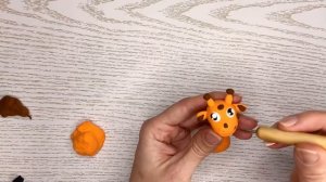 Лепка для детей. Лепим жирафа из воздушного пластилина.