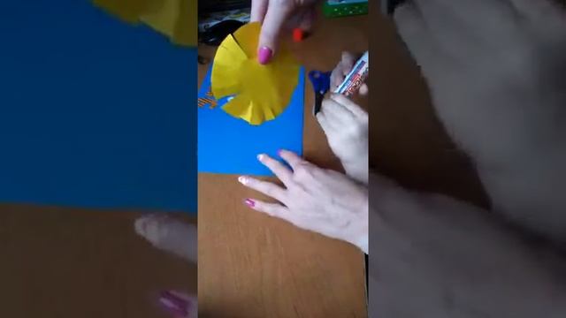 "Голубь мира" из детской ладошки - многослойная обьемная аппликация из цветной бумаги + пластилин. смотреть онлайн