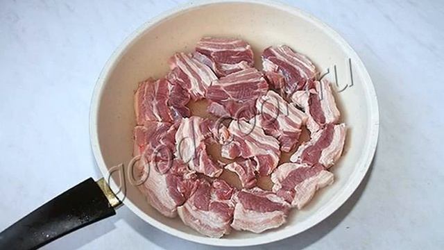 Жареная свиная грудинка с чесноком. Рецепт приготовления смотреть онлайн